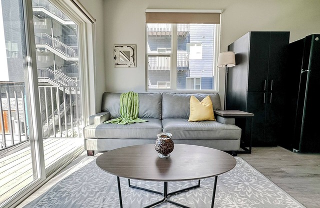 Sleepover: Inspiring 1BD/1BA + Gym - Downtown Omahan