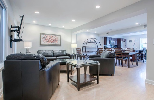 Sleeps 10 - 3 Bedroom - 2.5 Bath - 5 Beds - BBQ - Deck - Just 7 Minutes to NYC irenb