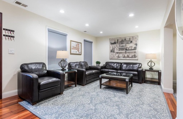 Sleeps 10 - 3 Bedroom - 2.5 Bath - 5 Beds - BBQ - Yard - Just 7 Minutes to NYC sabb