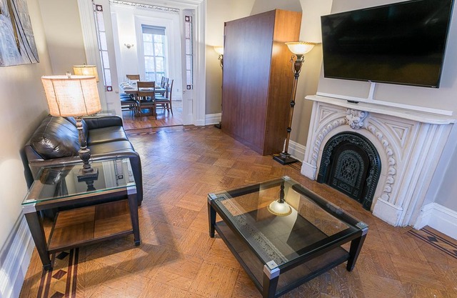 Sleeps 10 - 3 Bedroom - 2 Bath - 5 Beds - BBQ - Yard - Just 7 Minutes to NYC beva