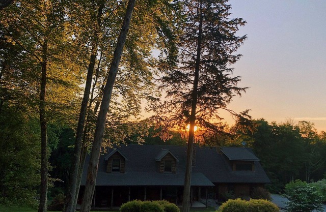 SLEEPS 10, BEAUTIFUL AND PRIVATE CABIN, ONLY 15 MINUTES FROM WEDDING VENUES.