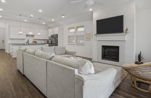 Sleeps 12-Private Yard-Charcoal Grill-Dog Friendly