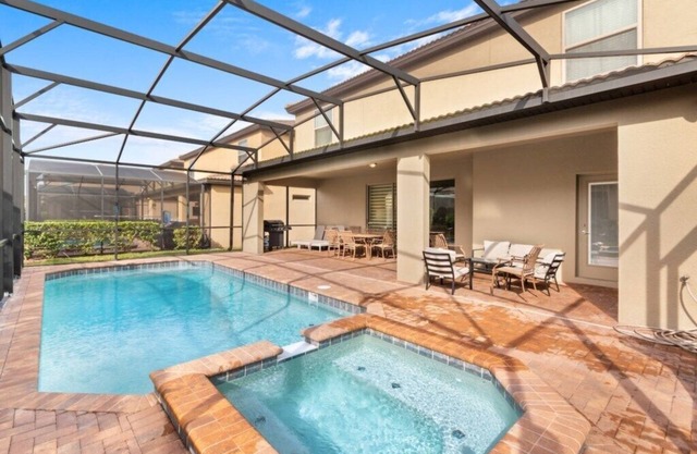 Sleeps 16! Beautifully Grand 8BDR Villa with private pool & resort access