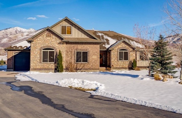 Sleeps 16 Perfect for Outdoor Enthusiasts, Located Near Many Amenities