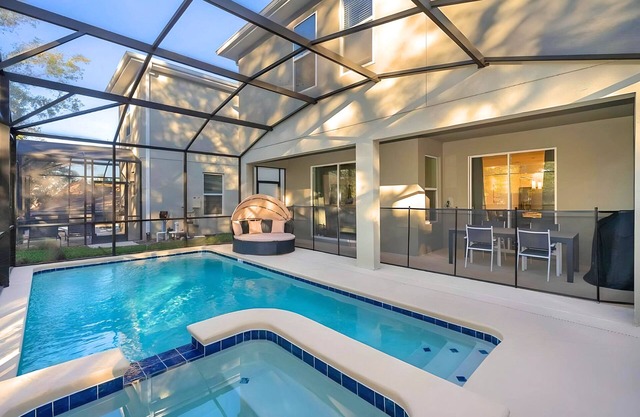 Sleeps 17 - Luxury 6BDHome with Pool – Storey Lake