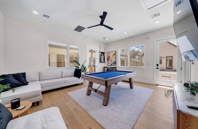 Sleeps 18 + F1 DISCOUNT! Pool & Chef’s Kitchen!