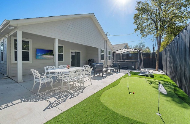 Sleeps 20 in FW Stockyards w HotTub & MiniGolf