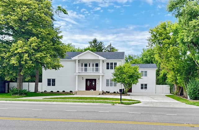 Sleeps 24+ Luxury house Near Chicago 12 king beds