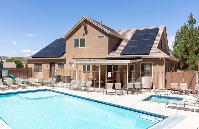 Sleeps 32! Great for Families, Private Fenced Pool, Spa/Hot Tub, Play Gym, BBQ