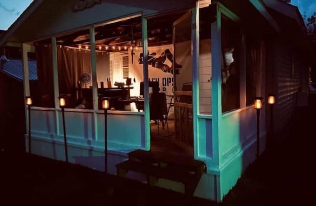 Sleeps 5, Rustic,Contemporary, centrally located