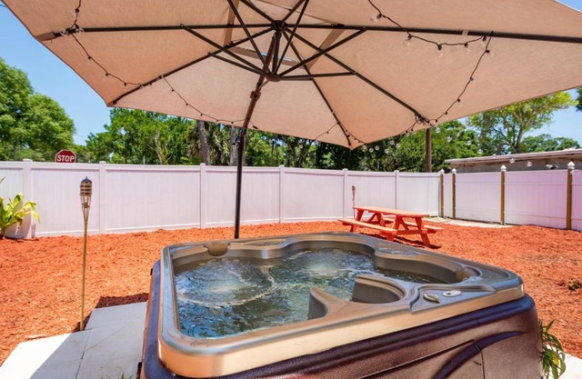 Sleeps 6 Hot Tub Newly Remodeled Fenced Yard