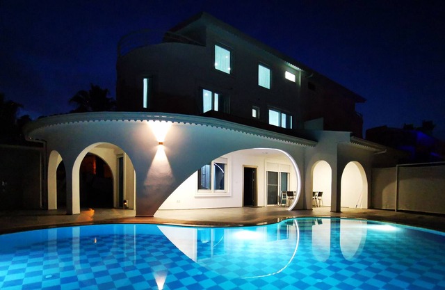 Sleeps 6, Private Pool Villa - AWZ 291