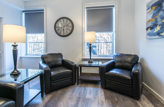 Sleeps 7 - 2 Bedroom - 1 Bath - 4 Beds - Just 7 minutes to NYC terb