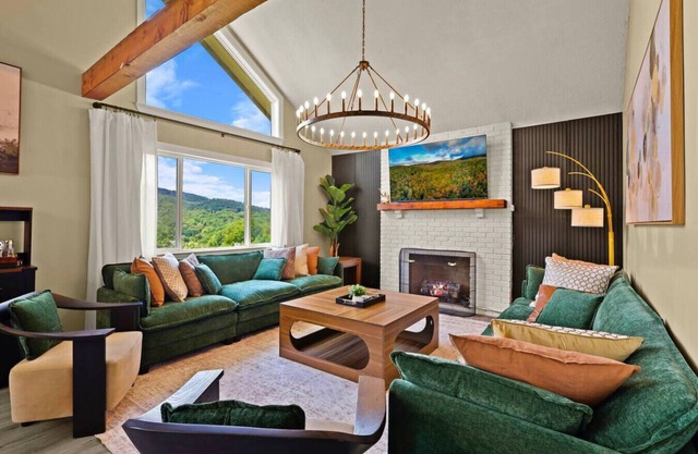Slope views-Sleeps 16-Gameroom-6BR-10 beds-Fire pit-2 kitchens-3 Living Rooms