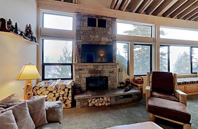 Slopeside Four Bedroom Homes at 1849 Condos - Free Wifi & Parking!