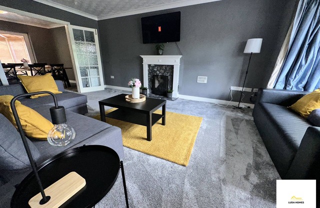 Slough/Sleeps 10/Close to Heathrow/W Parking