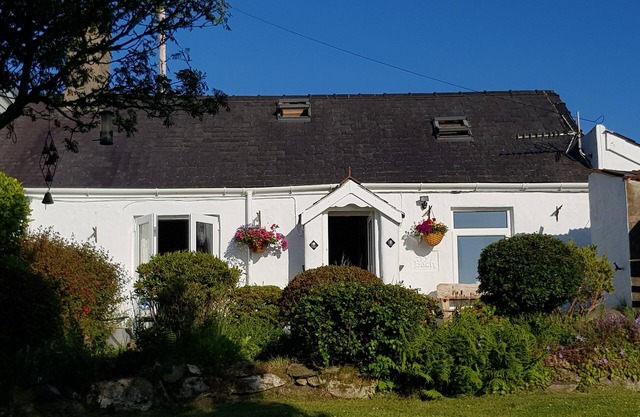 Small and cosy traditional Welsh cottage, Carmel , Caernarfon