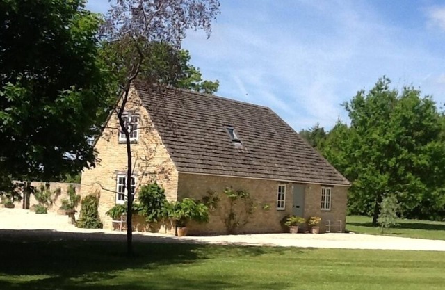 Small country Cottage in 4 acres of Parkland. Towels and Linen Provided.