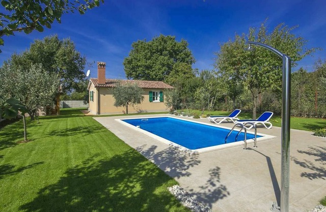 Small holiday home with pool in untouched nature near Poreč