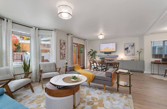 Smart Stays Tailored for Work, Play, or Pause: Designer interior evoking comfort & cleanliness, river view, hot tub, fast wifi, full stock kitchen, AC, close to downtown, public transportation & the Ferry - the perfect serene retreat. Discover more!