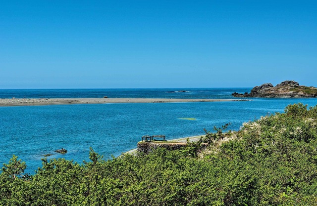 Smith River Vintage Cabin: Oceanfront Deck + Views