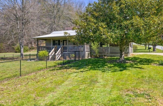 Smoky Cove: Gorgeous, Pet Friendly Cabin located only 1 mile from Gatlinburg City limits!