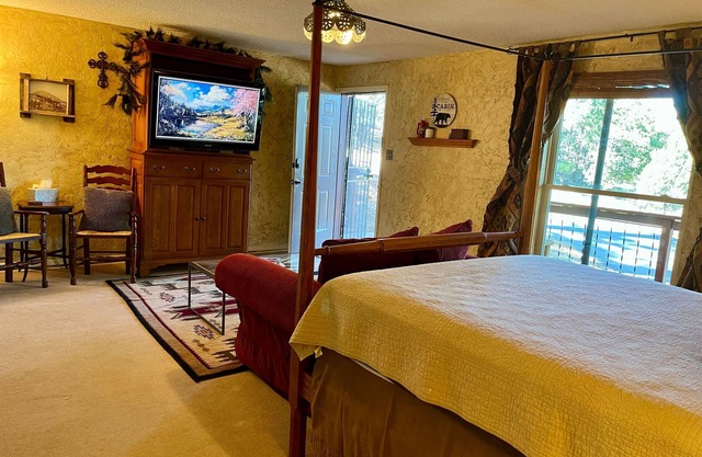 Smuggler's Run- Cozy Forest Retreat