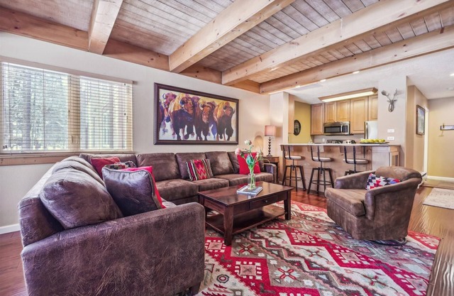 Snodallion 25-Fantastic Location-Walk to Town & Slopes!