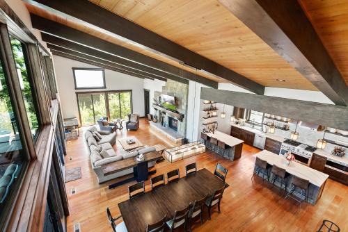 Snow Ghost Chalet The Ultimate Luxury Ski-in/Ski-out Home 5BD, 5.5BA 2 Hot Tubs, Steam Room, Game Room