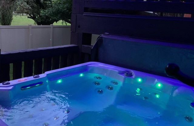 Snowbasin/Lakeside Village Beautiful Vacation Home. Hot tub/Garage/2000sqft