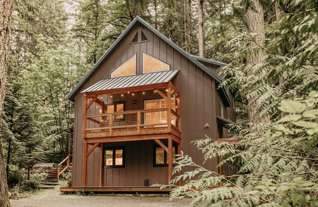 Snowline Cabin #69 - An Elegant Country Home! Sleeps 8