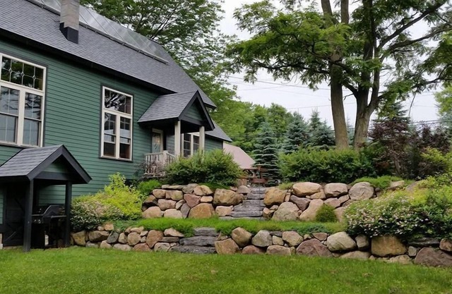 SNOWMOBILERS WELCOME - right on C8 trail, trailer parking available.