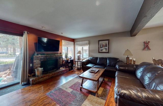 Snug dog-friendly house in downtown Mammoth Lakes w/shared pool & hot tub