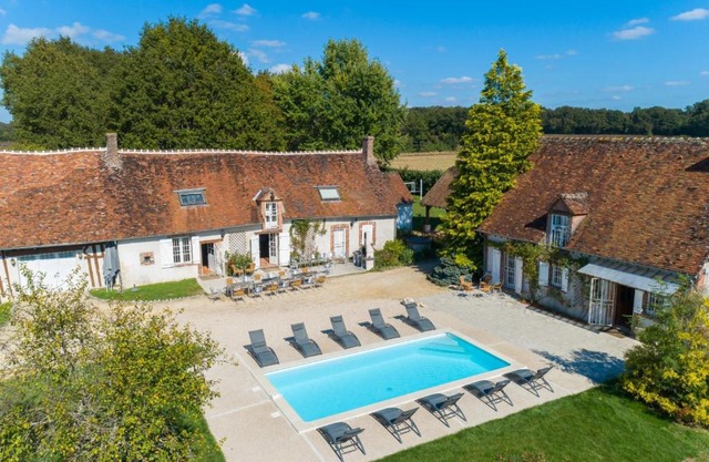 So Villa Bergerie 45 - Heated pool - Soccer - Jacuzzi - 1h30 from Paris - 30 beds