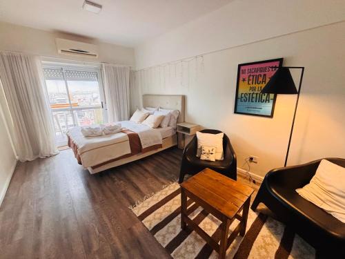 Sobre Av Corrientes zona Teatros y Paseo la Plaza