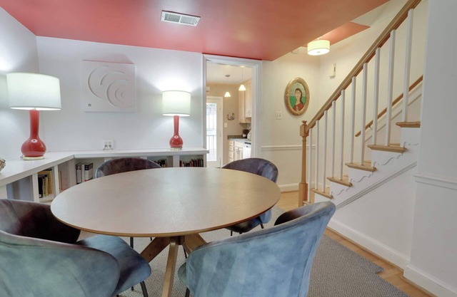 Sojourn Only 8 Blocks to Capitol with Private Patios