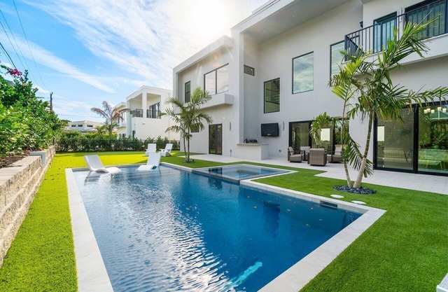 SOL HAUS! LUXE NEW 6 BDRM BEACH HOUSE W/STUNNING VIEWS/POOL/SPA/PUTTING GRN/GYM