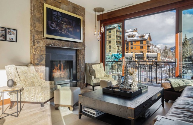 Solaris Vail Luxurious Penthouse with Wraparound Terrace and Mountain Views, 2AS