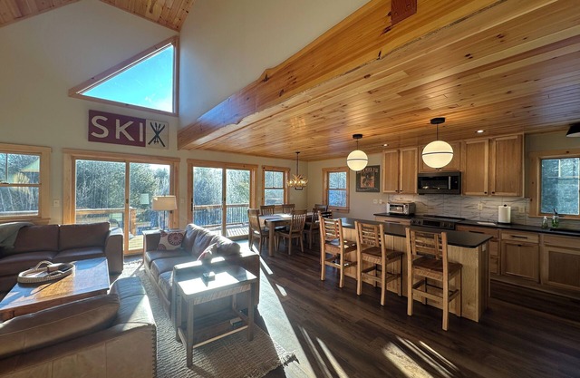 Songo Chalet - New construction! Hot Tub. In Bethel, 10 min from Sunday River!