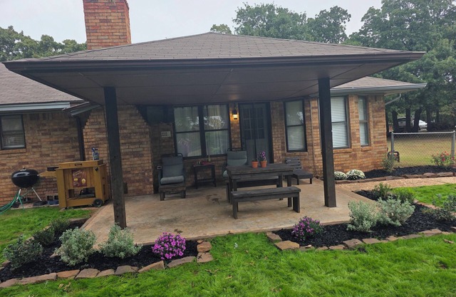 Soothing 3-bedroom house with AC in charming Guthrie