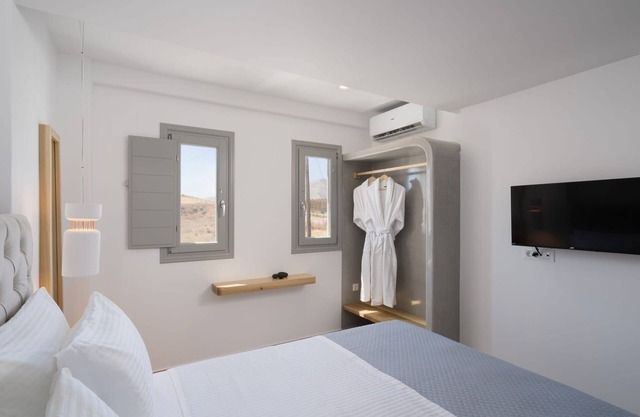 Sophisticated Santorini Suite | Two Bedroom Suite with Private Hot Tub