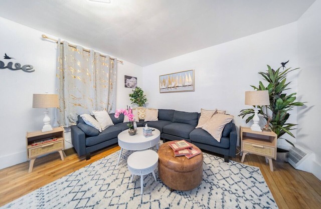 South Akron 3 bedroom 1 bath home w king bed and Smart TVs