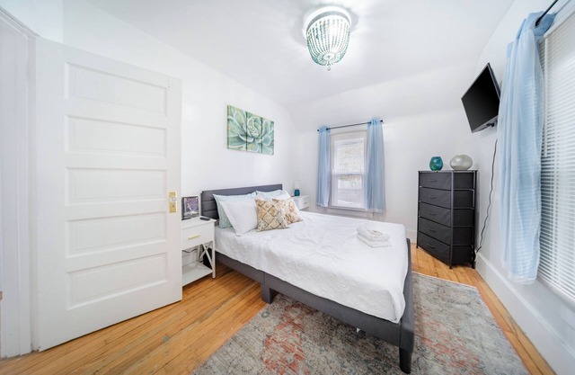 South Akron 3 bedroom 1 bath home: king bed, Smart TVs