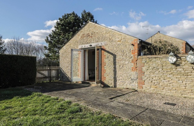 SOUTH BARN COTTAGE, family friendly in Stanford In The Vale