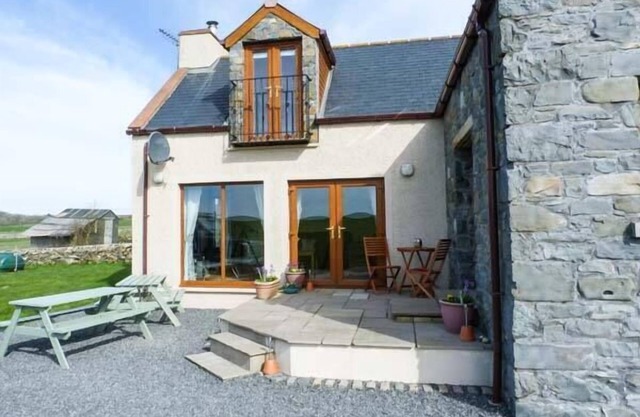SOUTH MILTON COTTAGE, family friendly, with open fire in Stairhaven