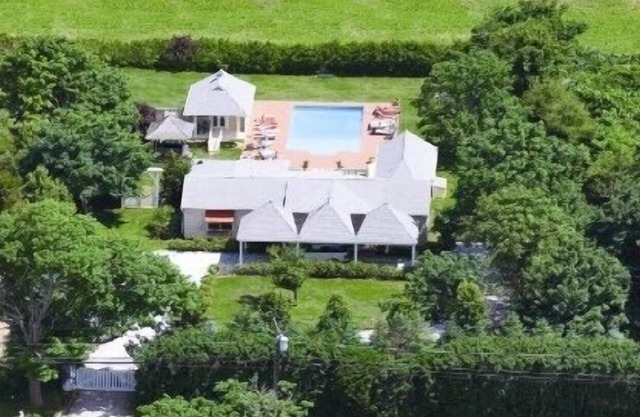 South of Hwy Dream! Walk to Duck Walk Vineyard, Parrish Art Museum, and Lunch!