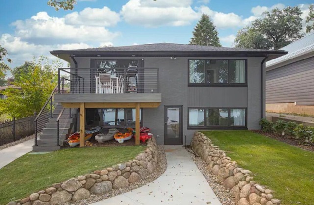 South Shore Sunrise: 100% Renovated Lake Home, Pontoon INCLUDED, near Notre Dame