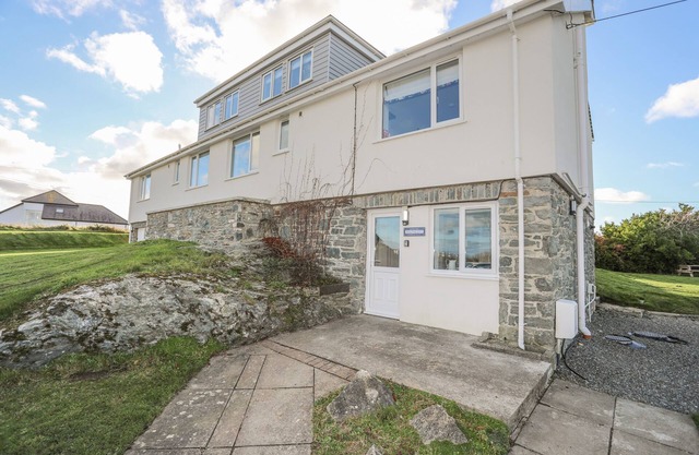 SOUTHCOTT APARTMENT, pet friendly, with a garden in Trearddur Bay