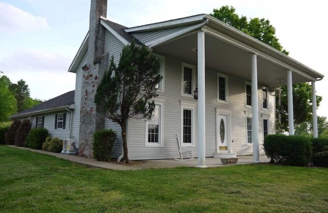 Southern Charm · Cheerful Vacation Home right by the lake!