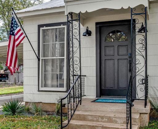 Southern Charm - Near Main With Hot Tub